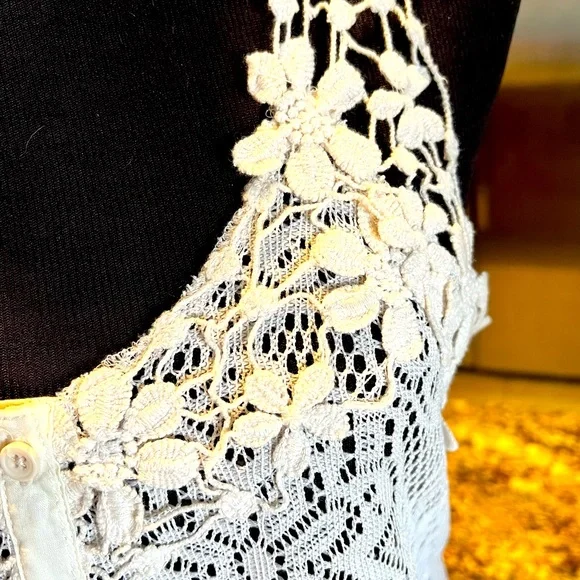 Kimchi Blue Ivory Lacy Flowers Crochet Tank Top NWT Size Small - Picture 10 of 13